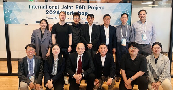 ▲지난 14일 미국에서 열린 국제공동과제 연구개발 성과 교류회에 참석한 관계자들이 기념 촬영을 하고 있다. ⓒ한국디스플레이산업협회