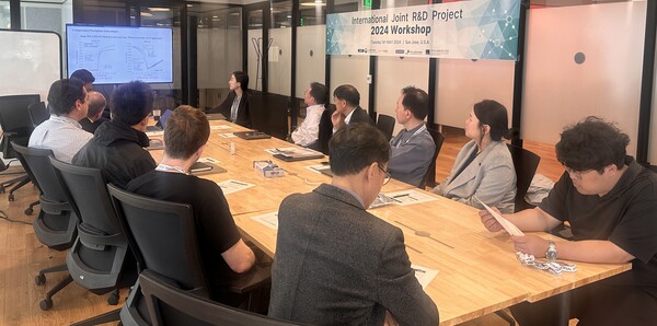 ▲세계 디스플레이 학회인 ‘SID 디스플레이 위크 2024’에서 한미 양국의 관계자들이 그간의 연구 성과를 발표하고 있다. ⓒ한국디스플레이산업협회