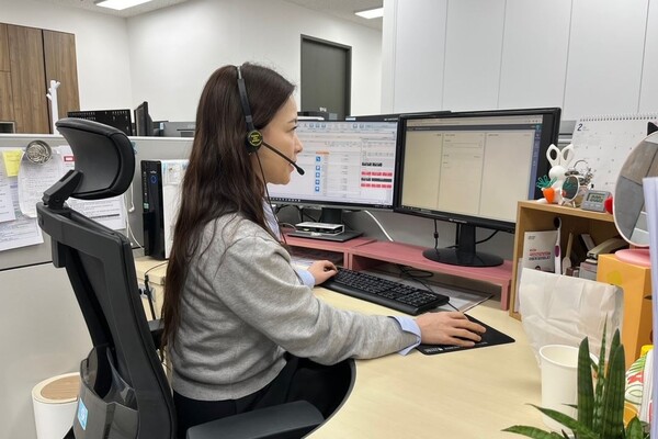 ▲건강보험공단 고객센터 상담사가 KT의 ‘목소리인증‘ 솔루션이 적용된 AICC 솔루션을 이용해 고객 상담을 진행하고 있는 모습. ⓒKT