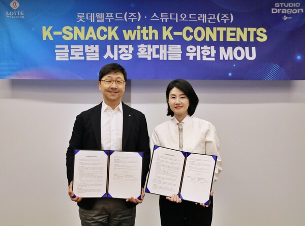 ▲롯데웰푸드 이창엽 대표와 스튜디오드래곤 김제현 대표가 양해각서 체결 후 기념 촬영하는 모습(사진 왼쪽부터). ⓒ롯데웰푸드