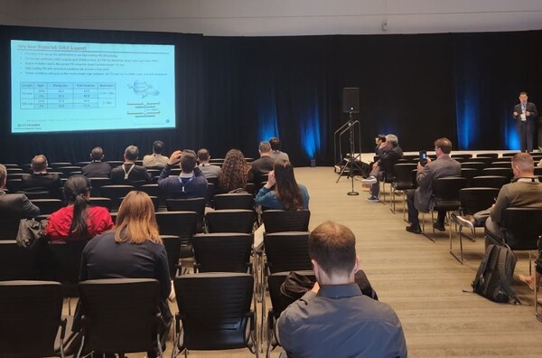 ▲김성원 에스티팜 올리고 연구소장이 TIDES USA 2024에서 발표하고 있다. ⓒ에스티팜