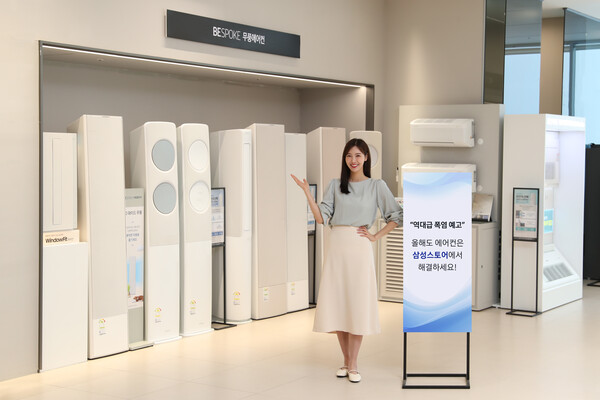 ▲삼성전자 모델이 삼성스토어 매장에서 무풍에어컨을 소개하고 있다. ⓒ삼성스토어