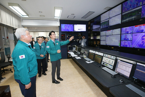 ▲김홍일 방송통신위원회 위원장(왼쪽)이 17일 한국방송공사 관악산송신소를 방문했다. ⓒ방송통신위원회