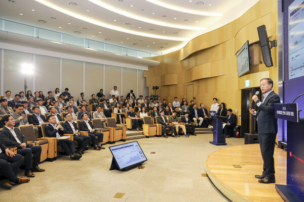 ▲지난 20일 이훈기 롯데케미칼 대표(오른쪽)가 롯데월드타워에서 타운홀 미팅을 진행하고있다. ⓒ롯데케미칼