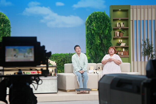 ▲개그맨 김민기, 홍윤화 부부가 롯데홈쇼핑 본사 스튜디오에서 상생 방송을 진행하고 있다. ⓒ롯데홈쇼핑