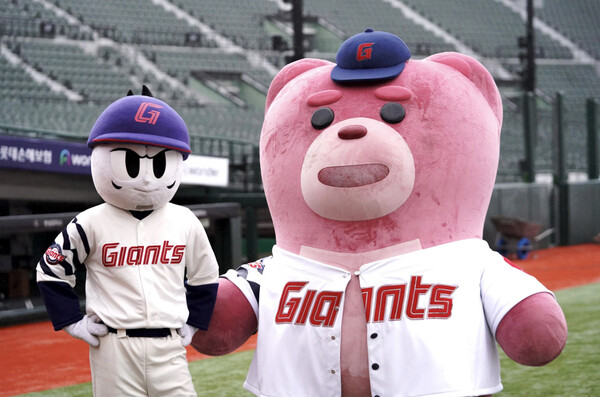 ▲벨리곰이 롯데자이언츠 홈경기에서 시구 준비를 하는 모습. ⓒ롯데홈쇼핑