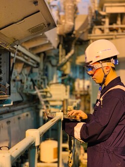 ▲HD SmartCare 부산 센터 직원이 선박 방문 점검 서비스를 제공하고 있다. ⓒHD현대마린솔루션