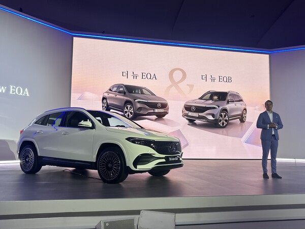 ▲메르세데스-벤츠 코리아 제품, 마케팅 및 디지털 비즈니스 부문 총괄 킬리안 텔렌(Kilian Thelen) 부사장이 22일 동대문디자인플라자에서 개최한 '더 뉴 EQA·EQB 출시' 행사에서 '더 뉴 EQA'를 소개하고 있다. ⓒ윤서연 기자