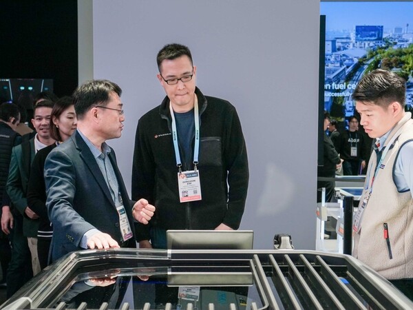 ▲김동선 부사장은 지난 CES 2024에서 푸드테크 존 로봇을 비롯해 에너지 시스템 관련 부스 등을 둘러봤다. ⓒ한화푸드테크