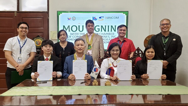 ▲업무협약식에 참석한 이오암 한컴아카데미 센터장(왼쪽 첫번째)과 엄현종 필리핀 한국상공회의소 회장(왼쪽 두번째), 셜리 아그루피스 MMSU 총장(왼쪽 세번째) 등 관계자들이 기념 촬영을 하고 있다. ⓒ한컴