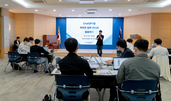 ▲서울시 종로구 유진인재개발원에서 유진기업 직원을 대상으로 챗GPT 교육이 진행되고 있다. ⓒ유진기업