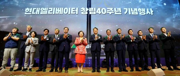 ▲조재천 현대엘리베이터 대표와 현정은 현대그룹 회장, 김영환 충북도지사, 이종배 국회의원, 조길형 충주시장(좌측 여섯 번째부터) 등 내외빈들이 22일 충주 현대엘리베이터 스마트 캠퍼스에서 열린 창립 40주년 행사에서 기념촬영을 하고 있다. ⓒ 현대엘리베이터
