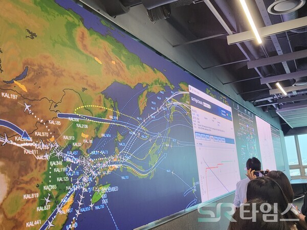 ▲현재 운항 중인 대한항공 소속 항공기 항적이 실시간으로 모니터링되는 OCC 대형 스크린. ⓒ최나리 기자