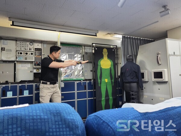 ▲객실훈련센터 훈련 간사가 테이저건으로 불법 난동을 제압하는 모습을 시연하고 있다. ⓒ최나리 기자