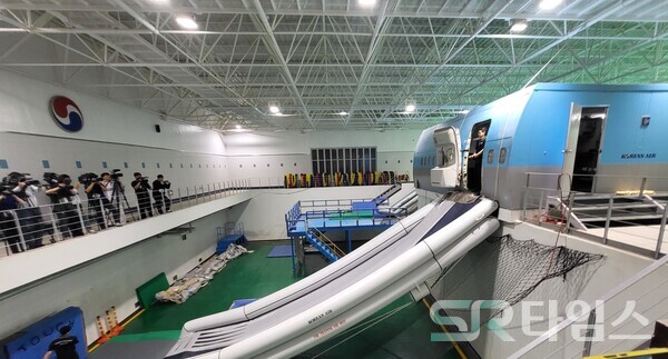 ▲객실훈련센터 훈련 간사가 항공기 비상 탈출 슬라이드 사용법을 시연하고 있다. ⓒ최나리 기자