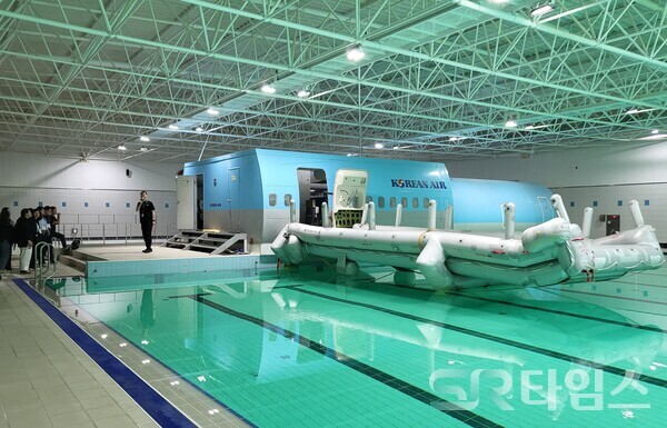 ▲객실훈련센터 내 비상사태 대응 훈련 시설 중 착수 훈련 시설인 수영장 전경.  ⓒ최나리 기자