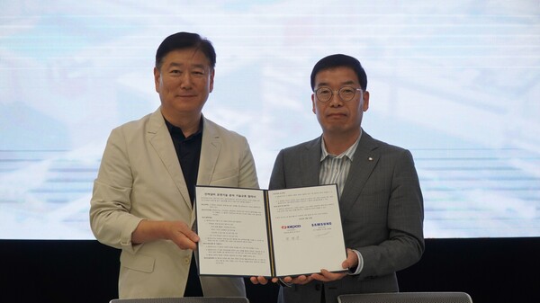 ▲김재열 삼성전자 DS부문 전기기술팀 부사장과 한병준 한국전력공사 송변전운영처장이 지난 23일 삼성전자 평택캠퍼스에서 '전력설비 운영분야 기술교류 양해각서(MOU)'를 체결하고 기념촬영을 하고 있다. ⓒ한국전력