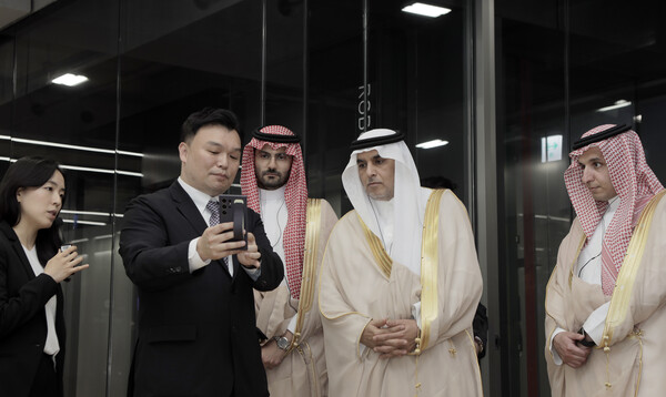 ▲지난 23일 네이버 1784를 방문한 사우디아라비아 데이터인공지능청(SDAIA) 압둘라 알감디 청장 일행이 네이버 1784에 적용된 디지털트윈 기반 증강현실(AR) 서비스를 체험하고 있다. ⓒ네이버