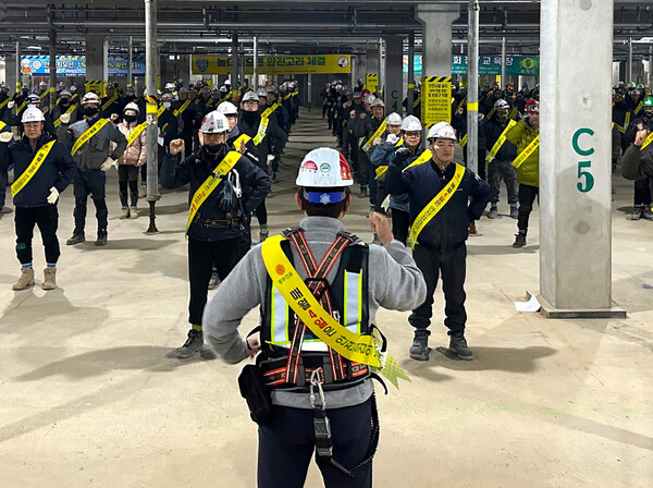 ▲동부건설 현장 임직원들이 안전구호를 외치고 있다. ⓒ동부건설