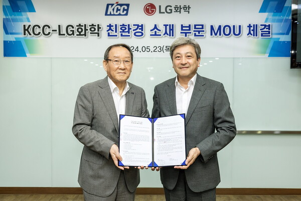 ▲김상훈 KCC 부사장과 이종구 LG화학 부사장이 지난 23일 업무협약식을 마치고 기념촬영을 하고 있다. ⓒLG화학