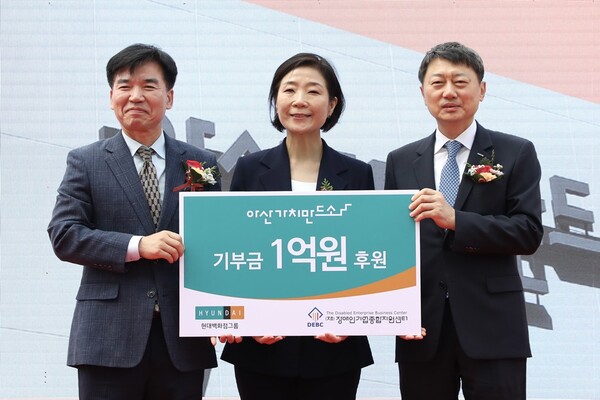 ▲조일교 아산시 부시장, 오영주 중소기업벤처기업부 장관, 장호진 현대지에프홀딩스 사장이 기념 촬영하는 모습(사진 왼쪽부터). ⓒ현대백화점그룹
