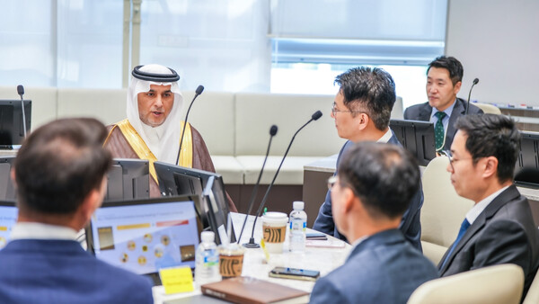 ▲카카오모빌리티 판교 사옥에 방문한 사우디아라비아 데이터인공지능청(SDAIA) 압둘라 알감디 청장(뒷줄 왼쪽)이 카카오모빌리티 경영진과 미래 모빌리티 기술 협력 방안에 대해 논의를 진행하고 있다. ⓒ카카오모빌리티