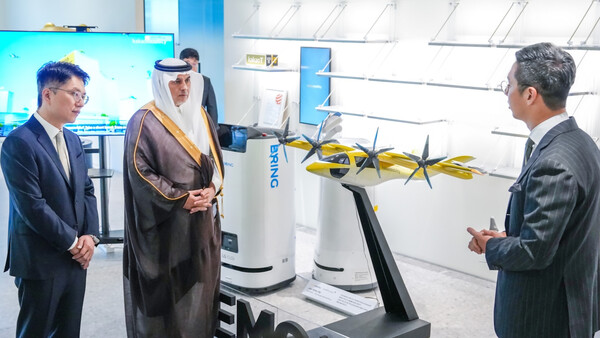 ▲카카오모빌리티 판교 사옥에 방문한 사우디아라비아 데이터인공지능청(SDAIA) 압둘라 알감디 청장 일행이 카카오모빌리티의 미래 모빌리티 기술에 대한 설명을 듣고 있다. (왼쪽부터) 류긍선 카카오모빌리티 대표, 압둘라 알감디 SDAIA 청장, 장성욱 카카오모빌리티 미래이동연구소장.ⓒ카카오모빌리티