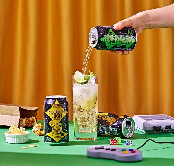▲‘스카치블루’의 하이볼 제품인 ‘스카치하이’ 연출컷. ⓒ롯데칠성음료