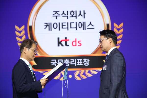 ▲이정식 고용노동부 장관(왼쪽)이 지난 28일 열린 ‘2024년 고용평등 공헌포상 시상식’에서 이상국 KT DS 대표에게 국무총리 표창을 수여하고 있다. ⓒKT DS