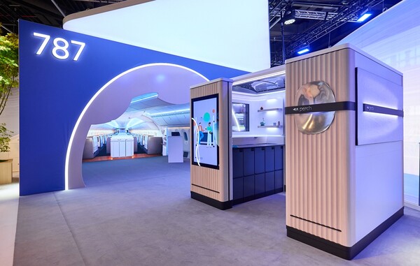 ▲LG디스플레이의 항공용 OLED가 설치된 보잉 스마트 캐빈 부스의 모습. ⓒLG디스플레이