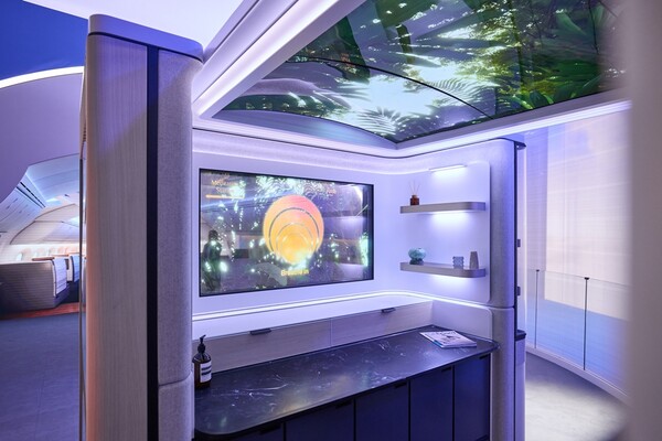 ▲천장 곡선에 맞춰 설치된 커브드 OLED와 전면에 설치된 55인치 투명 OLED 패널이 각종 영상 콘텐츠와 기내 정보 등을 실시간으로 전달한다. ⓒLG디스플레이