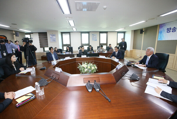 ▲김홍일 방송통신위원장이 국내 OTT 사업자(대표)들과 산업 활성화 방안을 논의하고 있다. ⓒ방송통신위원회