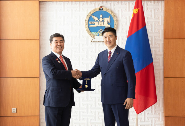 ▲박요한 대한항공 중국지역본부장이 대한항공 임직원을 대표해 오드바야르(E.Odbayar) 몽골 대통령실 외교정책담당 고문으로부터 메달을 수여받은 후 기념사진을 촬영하는 모습(사진 왼쪽부터). ⓒ대한항공