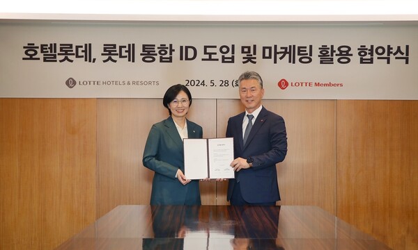 ▲협약식에서 김혜주 롯데멤버스 대표와 김태홍 롯데호텔앤리조트 대표가 기념촬영을 하고 있다. ⓒ호텔롯데