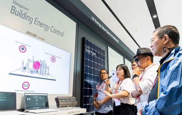 ▲아시아 5개국의 냉난방공조(HVAC) 컨설턴트들이 29일 마곡 LG 사이언스 파크를 방문해 LG전자의 건물 에너지 관리 솔루션(비컨)을 소개받고 있다. ⓒLG전자