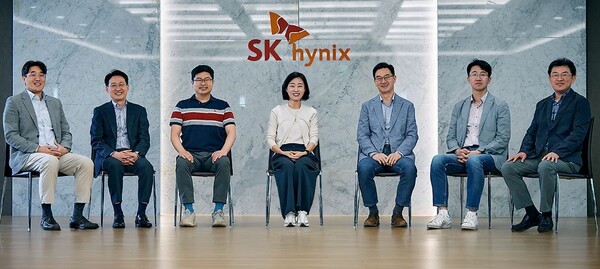 ▲좌담회에 참석한 SK하이닉스 임원들. 왼쪽부터 권언오 부사장, 김기태 부사장, 이동훈 부사장, 오해순 부사장, 길덕신 부사장, 손호영 부사장, 이재연 부사장. ⓒSK하이닉스