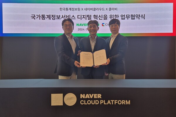 ▲네이버클라우드·한국통계정보원·클라비가 국가통계정보서비스의 디지털 혁신을 위한 업무협약을 맺었다. (왼쪽부터) 임태건 네이버클라우드 전무, 최정수 한국통계정보원 원장, 정상권 클라비 상무이사. ⓒ네이버클라우드