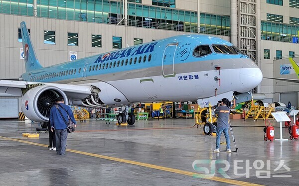 ▲정비격납고에서 대한항공 항공기가 정비되고 있는 모습. ⓒ최나리 기자