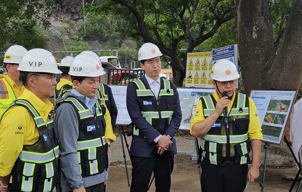 ▲한국 대통령 특사단이 동부건설의 엘살바도르 현장을 방문해 브리핑을 받고 있다. (왼쪽부터) 허상희 동부건설 부회장, 원희룡 전 국토교통부 장관, 강민국 국회의원. ⓒ동부건설