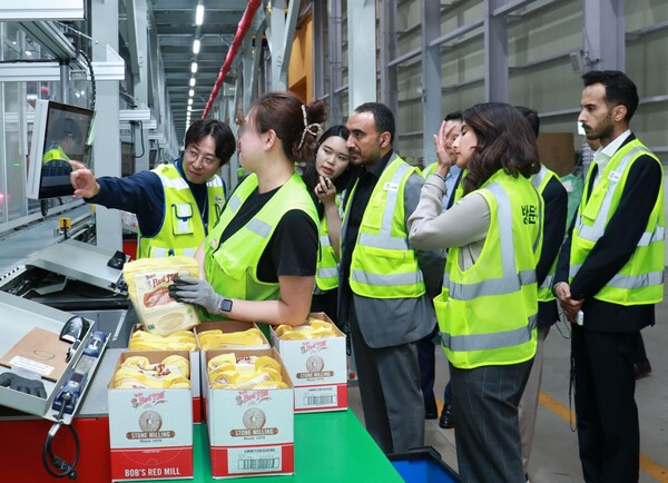 ▲인천 GDC를 견학한 사우디 통합물류특구 운영사 ‘실즈(SILZ)’ 대표단이 CJ대한통운의 물류 로봇 시스템 ‘오토스토어’를 활용한 첨단 물류 운영 현장을 참관하고 있다. ⓒCJ대한통운