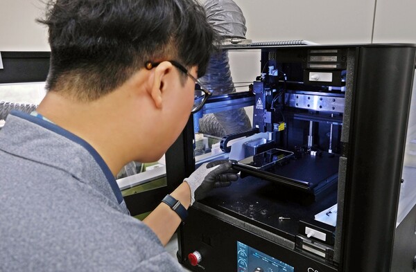 ▲삼성전자서비스 엔지니어가 전문 장비를 활용해 디스플레이 단품 수리를 진행하고 있다. ⓒ삼성전자서비스