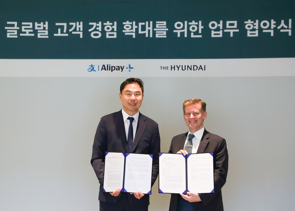 ▲정지영 현대백화점 사장과 더글라스 페이건 앤트 인터내셔널 사장이 업무협약(MOU)을 체결한 뒤 기념사진을 찍고 있다(사진 왼쪽부터). ⓒ현대백화점그룹