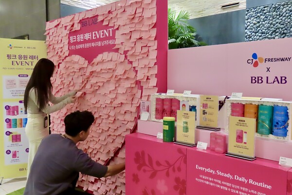 ▲지난달 30일 SK하이닉스 카페테리아에서 임직원들이 현장 이벤트에 참여했다. ⓒCJ프레시웨이