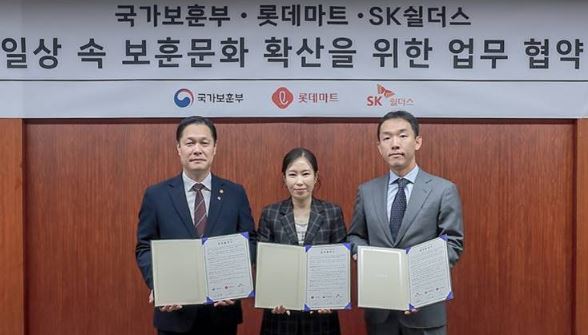 ▲장웅준 SK쉴더스 물리보안사업부장(오른쪽)과 이희완 국가보훈부 차관(왼쪽), 신수경 롯데마트 본부장(가운데)이 지난 4일 서울 송파구 롯데마트 본사에서 열린 협약식에서 사진을 찍고 있다. ⓒSK쉴더스