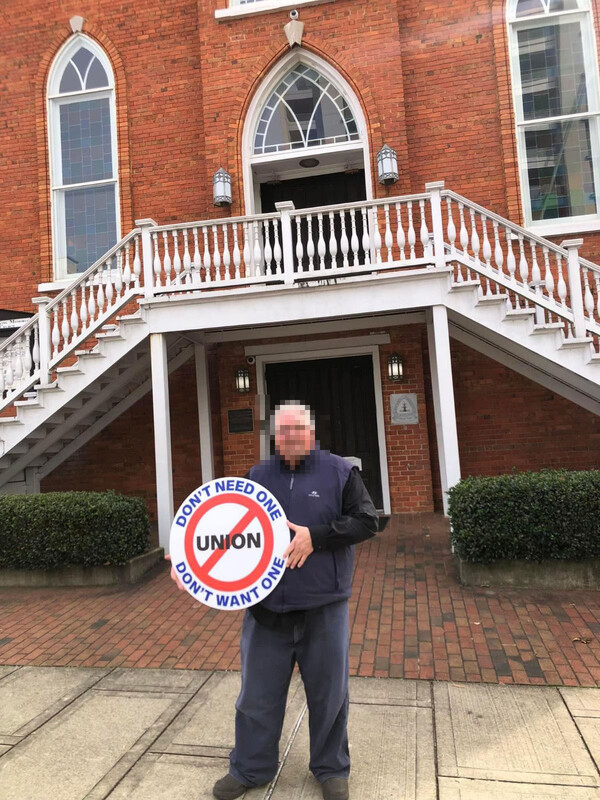 ▲현대차 미국 앨라배마 공장의 사측 안전보건관리자가 노동자들의 행진 마지막날 인권운동가 ‘마틴루터킹’ 목사가 설교했던 교회 건물 앞에서 ‘노조는 필요없다’는 내용의 피켓을 들고 1인 시위에 나섰다. 대다수가 흑인인 노동자를 감독하는 관리자는 백인이 많은 것으로 전해졌다. ⓒ금속노조