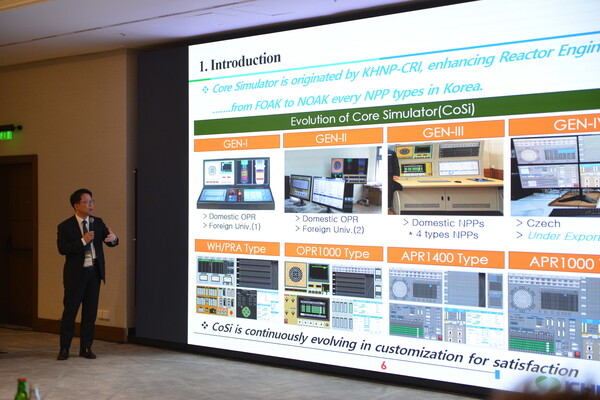 ▲지난 4월 체코 현지에서 열린 한-체코 원자력 연구개발(R&D) 심포지엄에서 한수원 관계자가 APR1000 노심시뮬레이터에 대해 소개하고 있다. ⓒ한국수력원자력