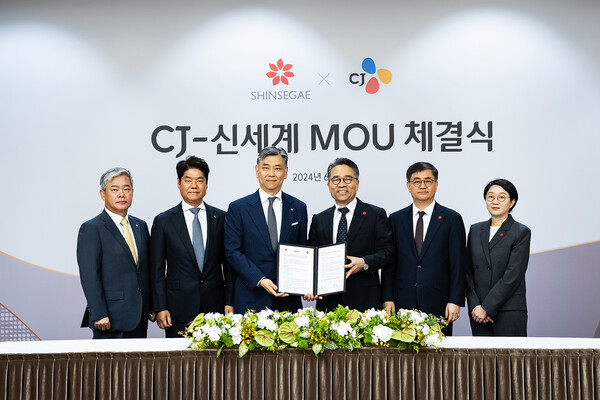 ▲5일 진행된 신세계그룹과 CJ그룹의 ‘사업제휴 합의서 체결식’에 신영수 CJ대한통운 대표, 허민회 CJ CGV 대표, 김홍기 CJ주식회사 대표, 임영록 신세계그룹 경영전략실장, 한채양 이마트 대표, 위수연 신세계프라퍼티 컨텐츠본부장이 참석했다(사진 왼쪽부터). ⓒ신세계그룹