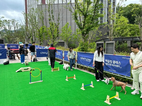 ▲의정부 롯데캐슬 골드포레 단지에서 입주민들이 캐슬링 펫티켓 클래스 행사에 참여하고 있다. ⓒ롯데건설