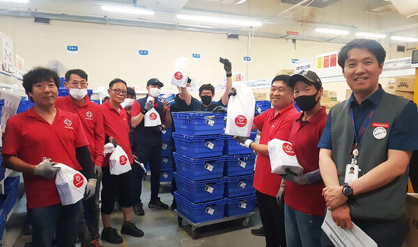 ▲지난해 홈플러스 직원들이 ‘온열질환 예방키트’를 들고 기념촬영을 하는 모습. ⓒ홈플러스