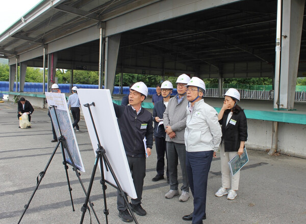 ▲5일 이한준 LH 사장이 경기 하남시 교산지구 최초 착공예정 공공주택인 A2블록 현장을 방문하여 진행 상황을 점검하고 있다. ⓒLH